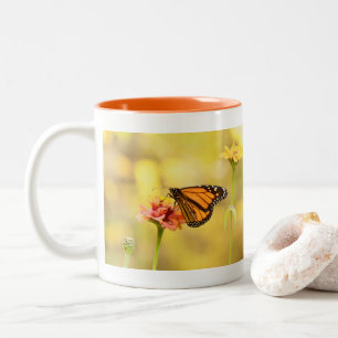 Caneca De Café Em Dois Tons Borboleta Monarca na Zinnia