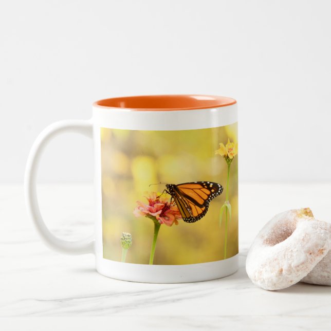 Caneca De Café Em Dois Tons Borboleta Monarca na Zinnia (Com Donut)