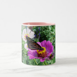 Caneca De Café Em Dois Tons Borboleta no Jardim