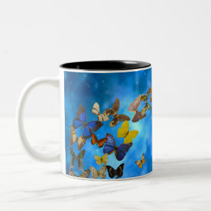 Caneca De Café Em Dois Tons Borboletas Coloridas Voando sobre Nuvens Azuis