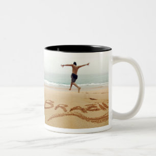 Caneca De Café Em Dois Tons BRASIL. Homem sem camisa vestindo um maiô