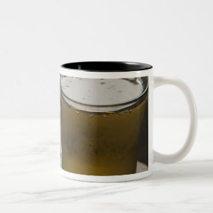 Caneca De Café Em Dois Tons Brasil. Um copo de Guarana Energy refrescante