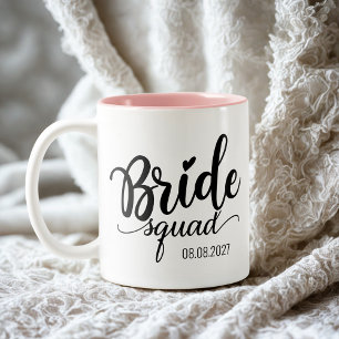 Caneca De Café Em Dois Tons 'Bride Squad' moderno roteiro preto personalizado 