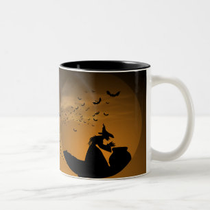 Caneca De Café Em Dois Tons Bruxa de Halloween e Caldeirão com Bats