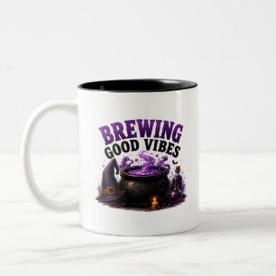 Caneca De Café Em Dois Tons ✨ Bruxa Divertida Preparando Dizeres de Halloween 