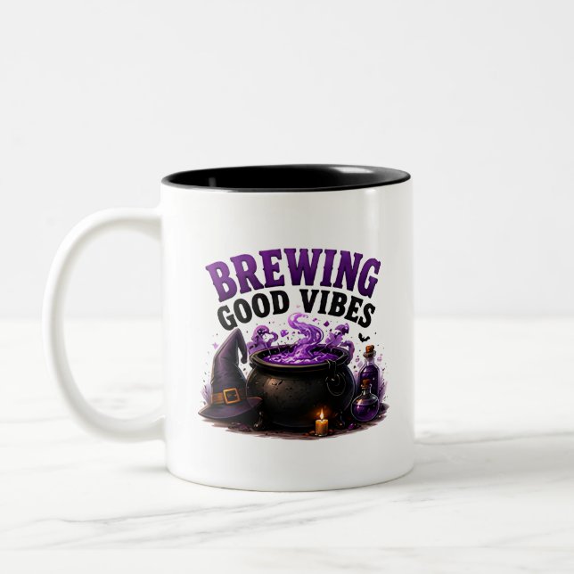Caneca De Café Em Dois Tons ✨ Bruxa Divertida Preparando Dizeres de Halloween  (Esquerda)