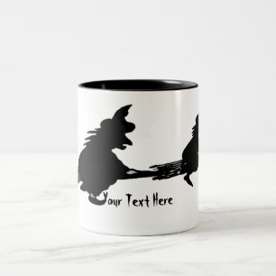 Caneca De Café Em Dois Tons bruxas assustadores do vôo em broomsticks o Dia