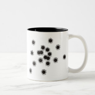 Caneca De Café Em Dois Tons Buracos de bala de um rifle ou de uma arma,