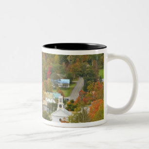 Caneca De Café Em Dois Tons Cabot, Vermont no outono. Reino Nordeste.