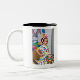 Caneca De Café Em Dois Tons Caça de Ovos de Foto de Menina com Cesta e Orelha 