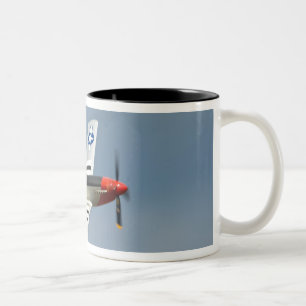 Caneca De Café Em Dois Tons Caça P-51D Mustang com marcações do Dia D voando