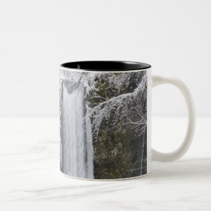 Caneca De Café Em Dois Tons Cachoeira obscura cercada por uma floresta nevado