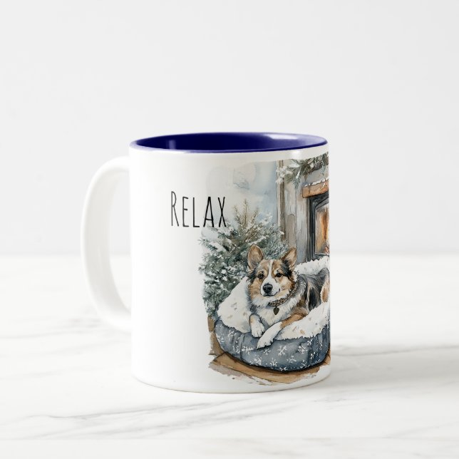 Caneca De Café Em Dois Tons Cachorro Aconchegante Relaxar na Lareira (Frente Esquerda)