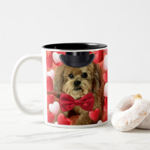 Caneca De Café Em Dois Tons Cachorro Bonito Com Namorados De Corações