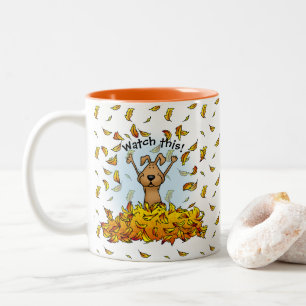 Caneca De Café Em Dois Tons Cachorro brincando em uma pilha de folhas de outon