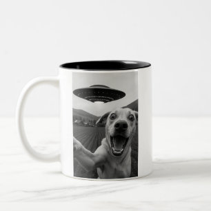 Caneca De Café Em Dois Tons Cachorro Fazendo Selfie com Disco Voador Alien - G