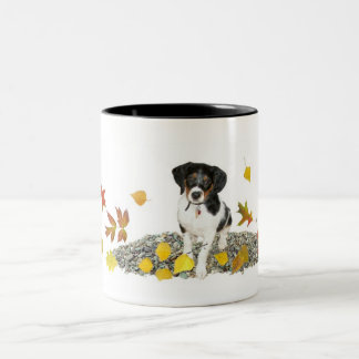 Caneca De Café Em Dois Tons Cachorro nas Folhas de outono