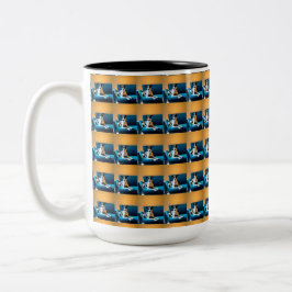 Caneca De Café Em Dois Tons Cachorro Sentado Em Uma Cadeira