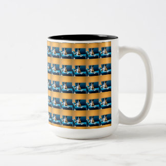Caneca De Café Em Dois Tons Cachorro Sentado Em Uma Cadeira