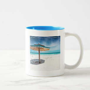 Caneca De Café Em Dois Tons Cadeira de praia e praia de prata das areias do