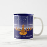 Caneca De Café Em Dois Tons Cães de WagsToWishes_Menorah<br><div class="desc">Nossos cães esperançosos de Hanukkah fazem um grande presente para uma das oito noites,  e pôr um sorriso de incandescência sobre a cara de todo o receptor afortunado.  Positivo você pode adicionar um nome ou um texto ao lado vazio. Apenas o clique "personaliza-o, " e você parte!</div>
