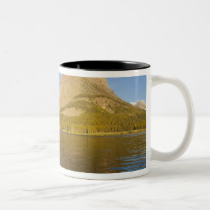 Caneca De Café Em Dois Tons Caiaque no Lago Swiftcurrent ao nascer do sol no