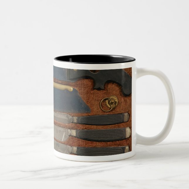 Caneca De Café Em Dois Tons Caixa de instrumentos anatômicos (Direita)