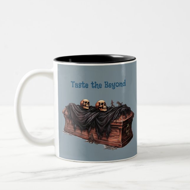 Caneca De Café Em Dois Tons Caixão e Caveiras Diversão Assustadora e Sinistra  (Esquerda)