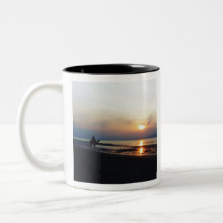 Caneca De Café Em Dois Tons Camelo na praia em Sunset