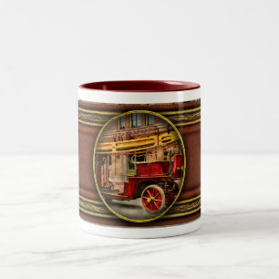 Caneca De Café Em Dois Tons Caminhão de Bombeiros - Um caminhão escada elétric