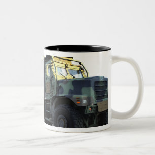 Caneca De Café Em Dois Tons Caminhões blindados sentam-se no cais em Morehead 