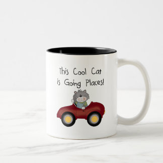 Caneca De Café Em Dois Tons Camiseta e presentes vermelhos indo do carro dos