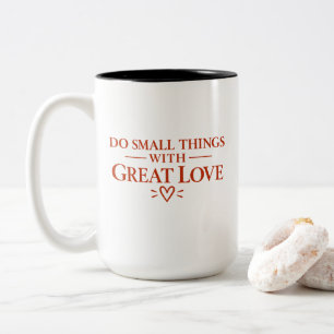 Caneca De Café Em Dois Tons Camiseta Faça Pequenas Coisas Com Grande Amor