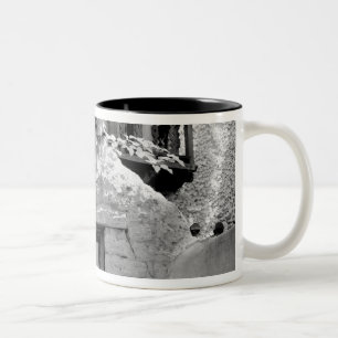 Caneca De Café Em Dois Tons Campainha de adobe áspera na entrada, Santa Fe, No