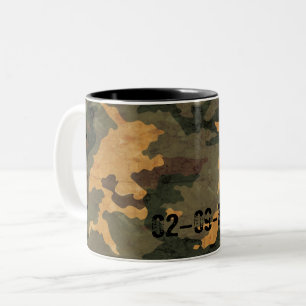 Caneca De Café Em Dois Tons Camuflagem Verde Oliva Simétrica Grunged Bege