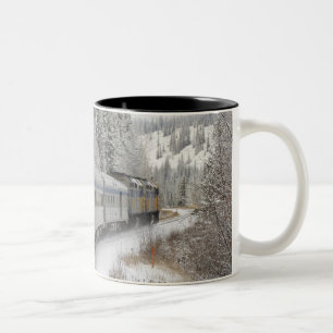 Caneca De Café Em Dois Tons Canadá, Alberta. Trem de neve da VIA Rail entre