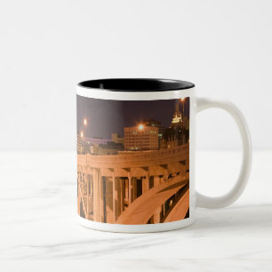 Caneca De Café Em Dois Tons Canadá, Saskatchewan, Saskatoon: Broadway