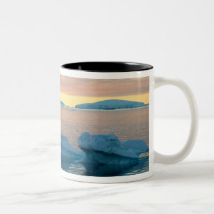 Caneca De Café Em Dois Tons Canal de Peltier na última luz do dia
