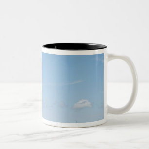 Caneca De Café Em Dois Tons canal no porto em um dia ensolarado com céu azul