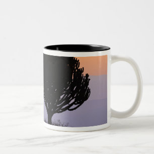 Caneca De Café Em Dois Tons Candelabra Tree silenciado ao nascer do sol,