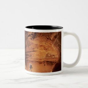 Caneca De Café Em Dois Tons Canyoneer iluminado nas profundezas de um desfilad