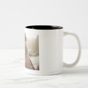 Caneca De Café Em Dois Tons Cão com as decorações na cama