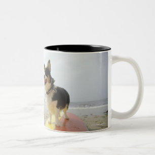 Caneca De Café Em Dois Tons Cão na prancha