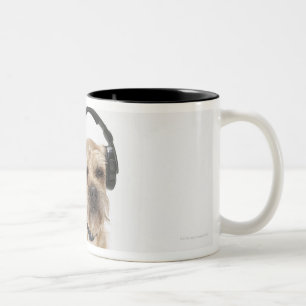 Caneca De Café Em Dois Tons Cão pequeno que veste fones de ouvido