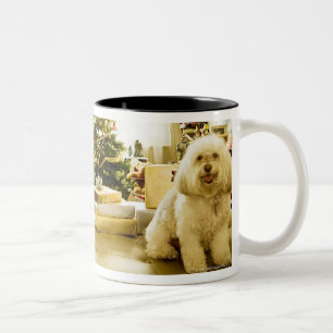 Caneca De Café Em Dois Tons cão que levanta na frente da árvore de Natal