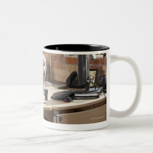 Caneca De Café Em Dois Tons Cão que senta-se na mesa