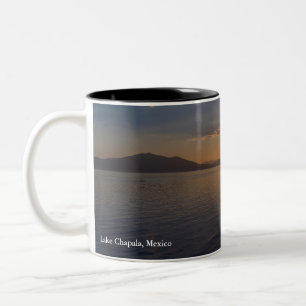 Caneca De Café Em Dois Tons capala do lago e montanhas ao longo do horizonte a