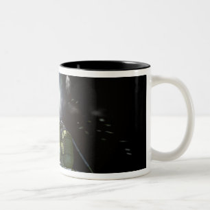 Caneca De Café Em Dois Tons Capitulação do artista de uma nave espacial nova