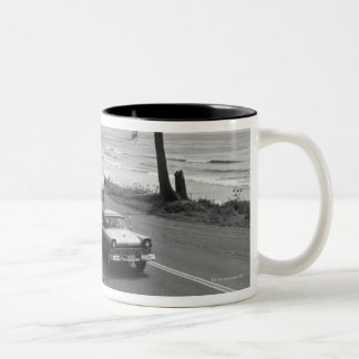 Caneca De Café Em Dois Tons Carro que puxa o reboque