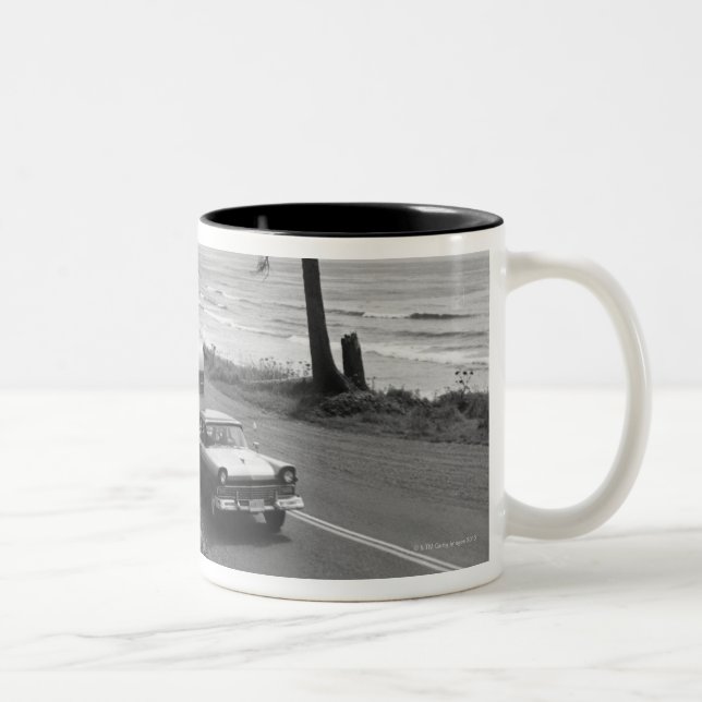 Caneca De Café Em Dois Tons Carro que puxa o reboque (Direita)